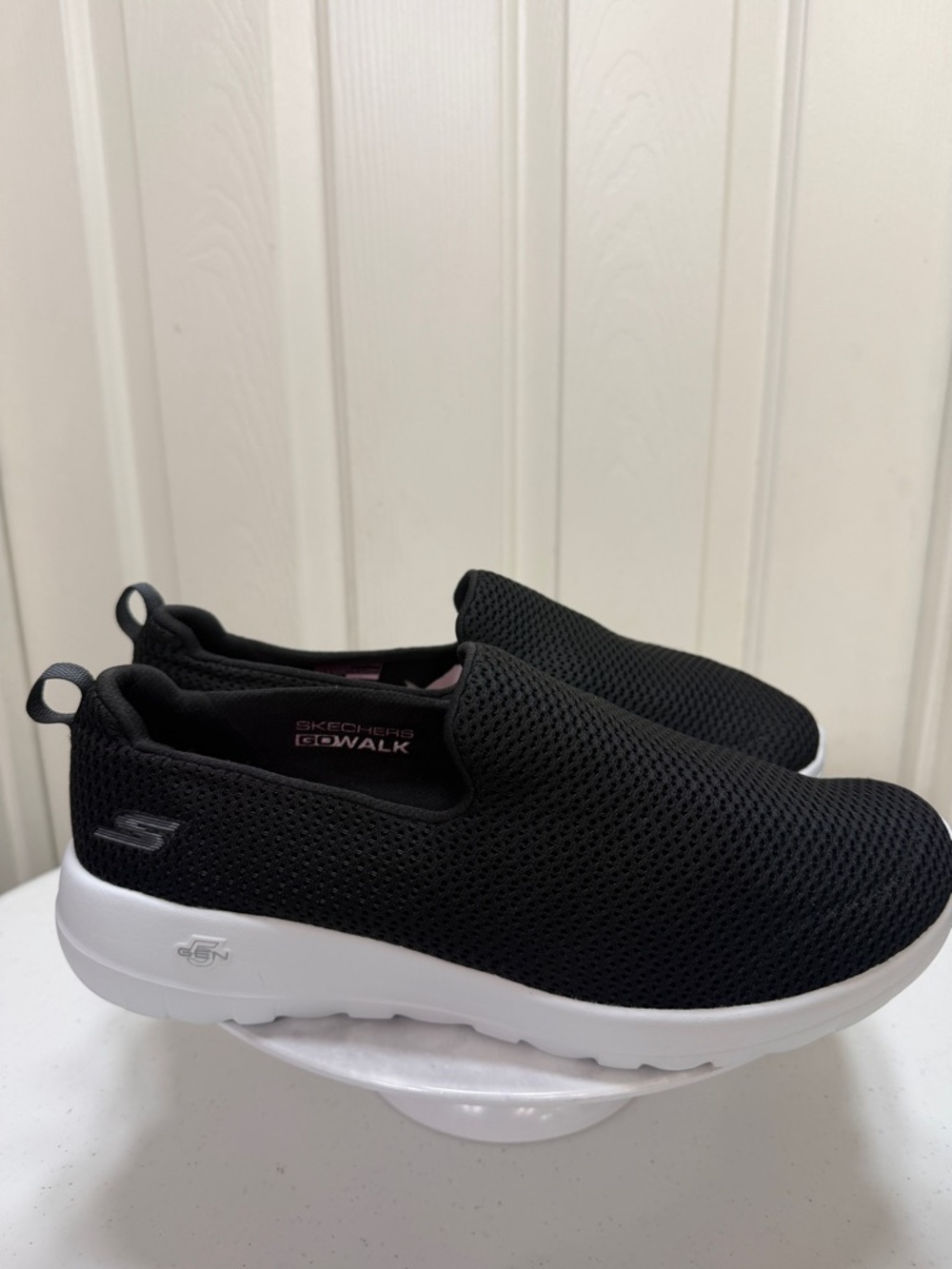 Skechers GOwalk Slip-On Womens Sneakers in Black 10